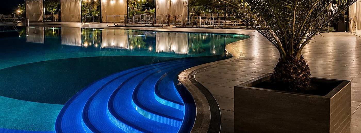 Piscina Hotelului Palas noaptea, cu treptele luminate în albastru