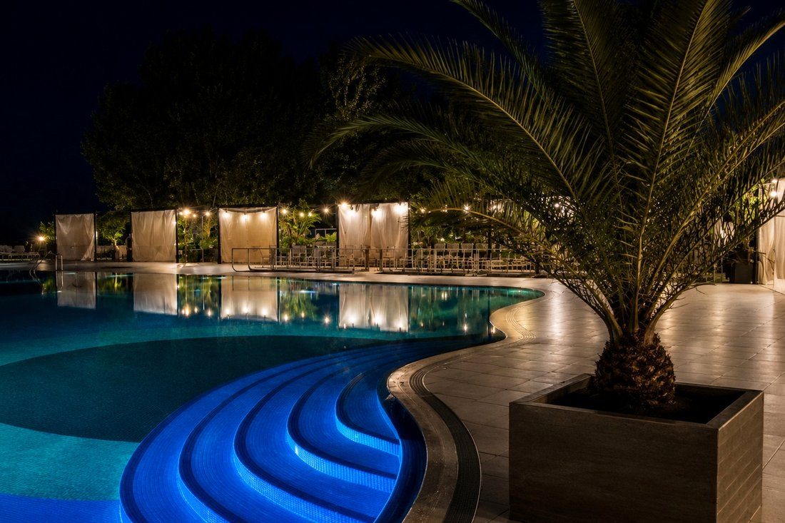 Piscina hotelului seara