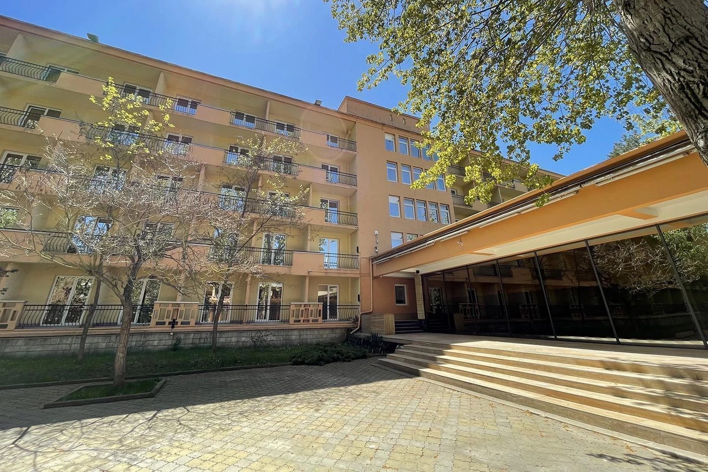 Aleea din fața hotelului
