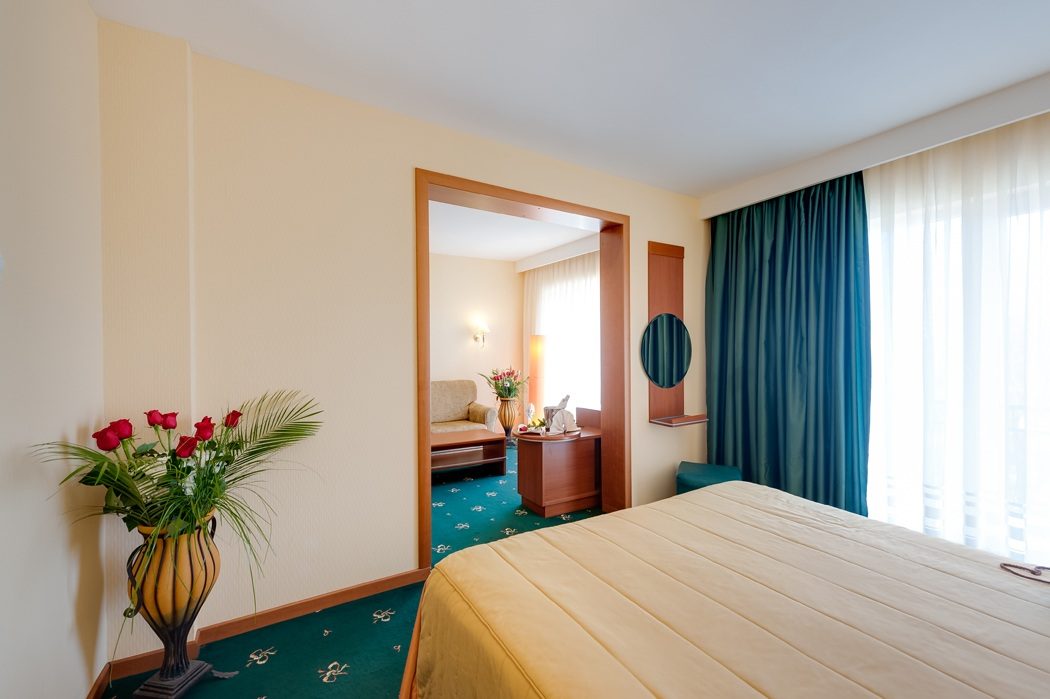 Apartament — dormitorul, cu deschidere spre living