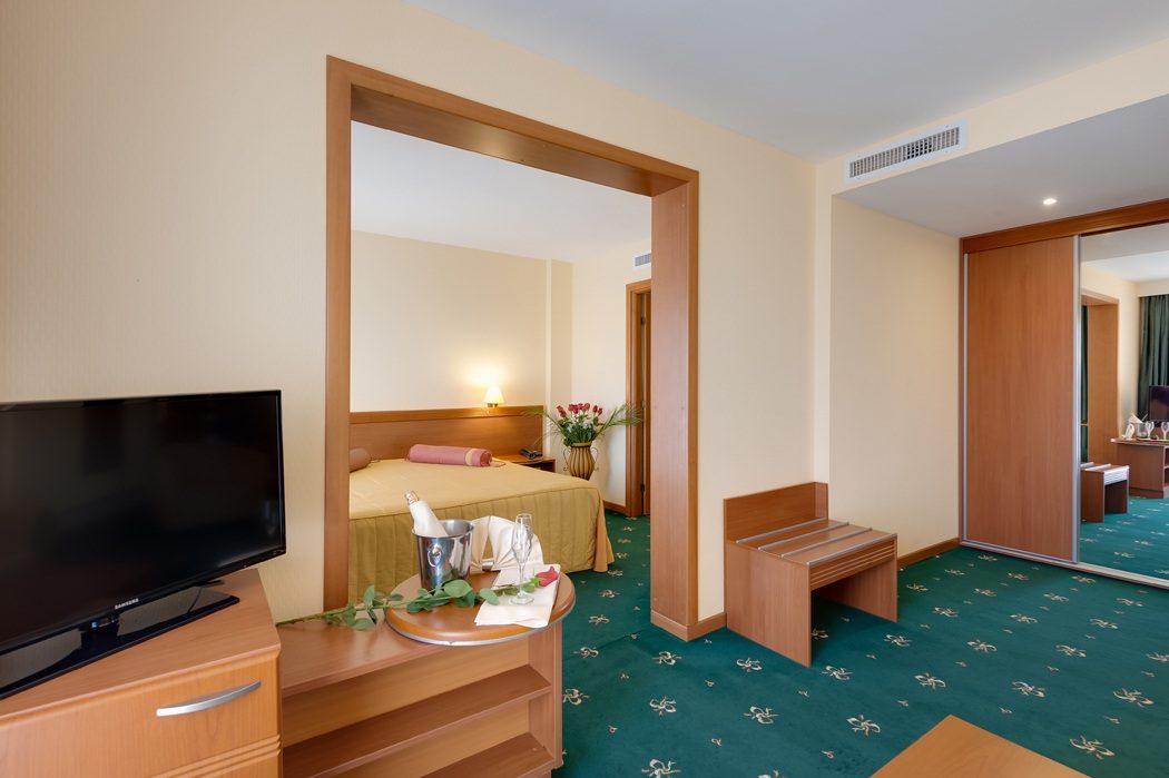 Apartament — livingul, cu dormitorul în spate