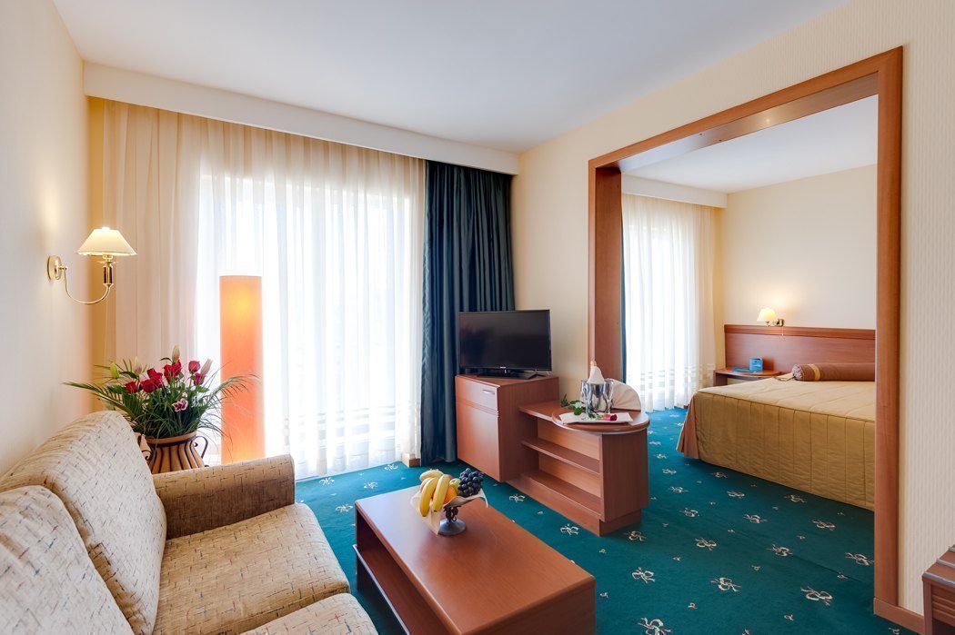 Apartament cu living separat și canapea