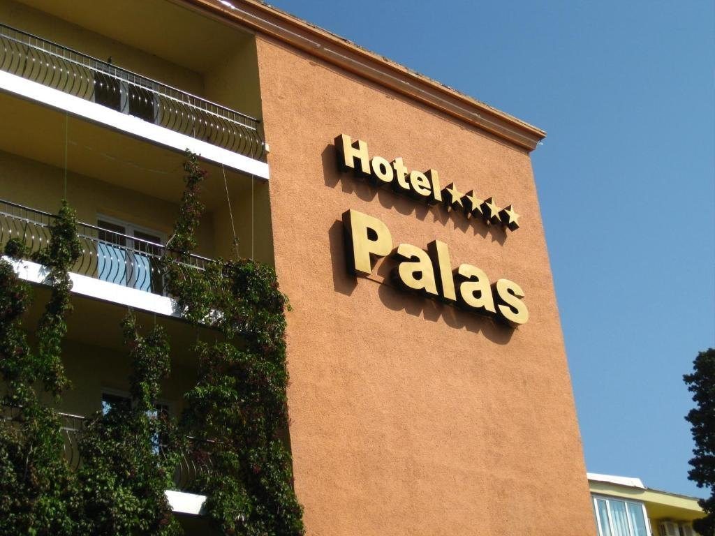 Fațada hotelului, cu firma Hotel Palas