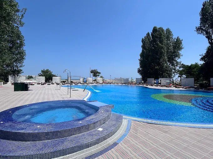 Jacuzziul de lângă piscină