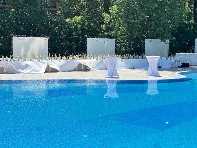 Piscina hotelului, cadru larg