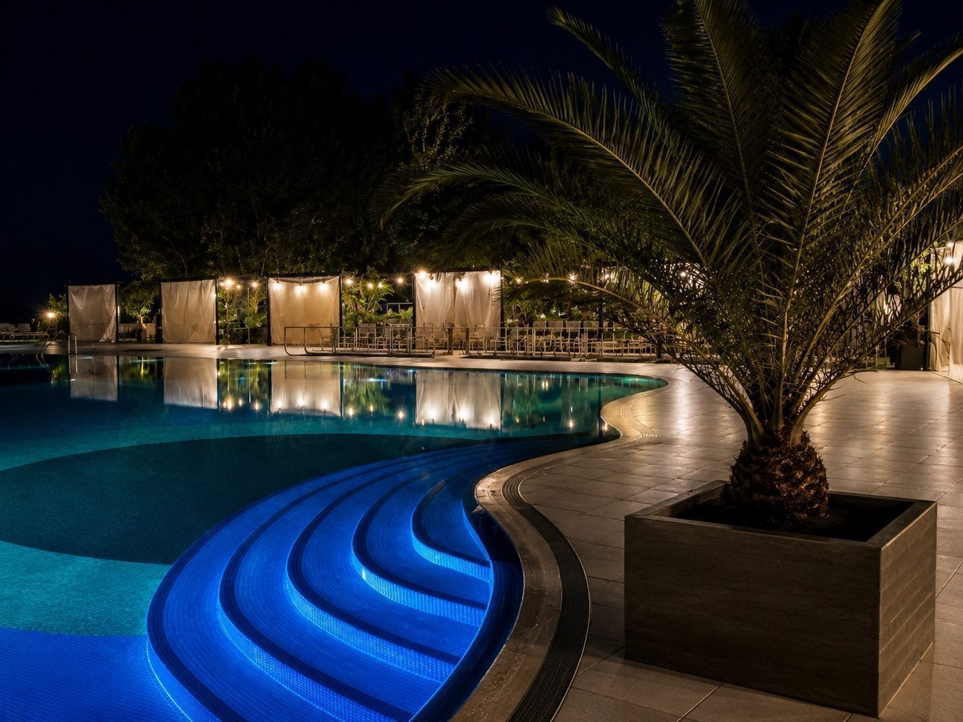 Piscina hotelului seara