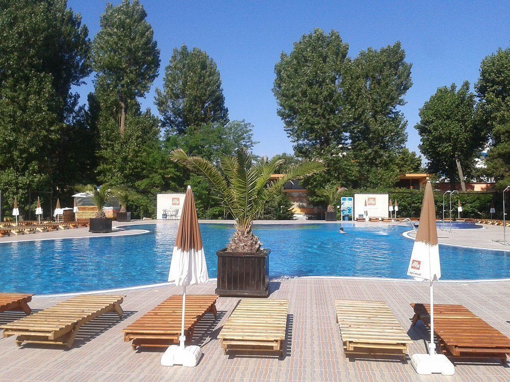 Piscina cu șezlonguri și umbrele
